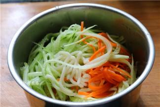 全部食材倒入盆中