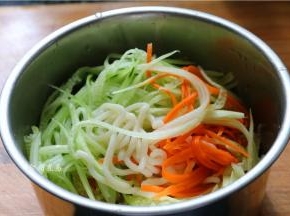 全部食材倒入盆中