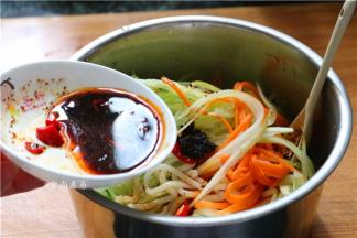 盆中倒进备好的酱料