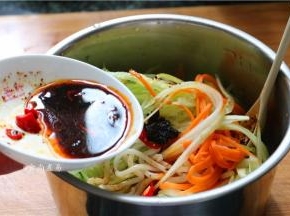 盆中倒进备好的酱料