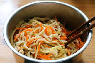 用筷子搅拌均匀即可