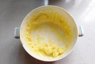 黄油室温软化后加入盐和糖粉，用打蛋器打发至蓬松发白状态