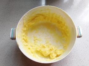 黄油室温软化后加入盐和糖粉，用打蛋器打发至蓬松发白状态