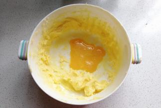 分次加入蛋液搅拌均匀