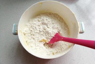 筛入全部低筋面粉