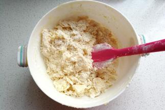 用搅拌刀先拌成絮状