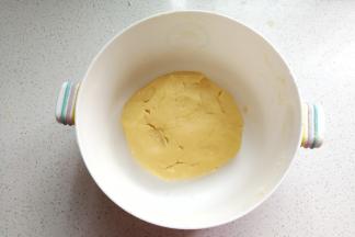 然后再捏成团，成团即可不要过度揉搓