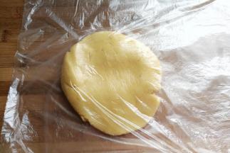 然后把面团装入裱花袋，先用手掌压扁