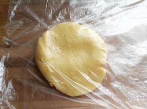 然后把面团装入裱花袋，先用手掌压扁