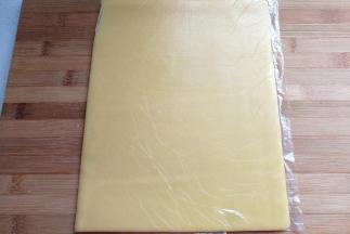 再用擀面杖擀成长方形的面片，放冰箱冷藏20分钟



