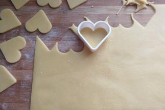 取出冷藏好的面片，将保鲜袋撕掉用爱心饼干模具刻出心形

