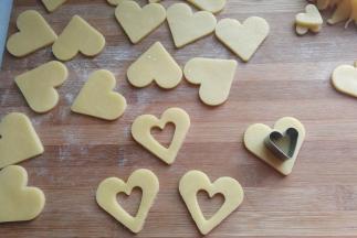 然后再用小号心形模具刻掉中心部分，使其成漏空状