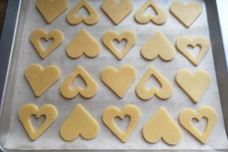 刻出所有饼干胚摆入烤盘，然后放入预热好的烤箱中层上下火170度烤约20分钟即可