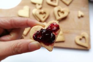 烤好的饼干彻底晾凉，然后抹上适量蓝莓酱夹起来洒上糖粉装饰即可