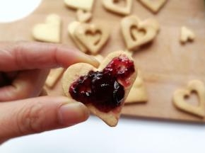 烤好的饼干彻底晾凉，然后抹上适量蓝莓酱夹起来洒上糖粉装饰即可
