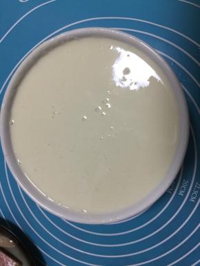 面粉加入水调匀，加入一丢丢盐，成稀糊状备用