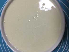 面粉加入水调匀，加入一丢丢盐，成稀糊状备用
