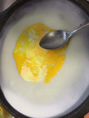 待面糊表面不流动时放入蛋液