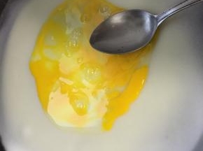 待面糊表面不流动时放入蛋液