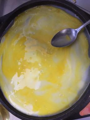 用勺子背面将蛋液均匀铺满整张饼上