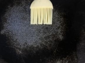 锅中刷少许油