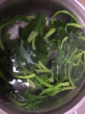 菠菜洗净焯水捞出，在凉水中冷却