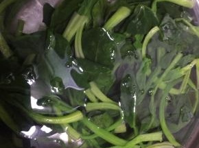 菠菜洗净焯水捞出，在凉水中冷却