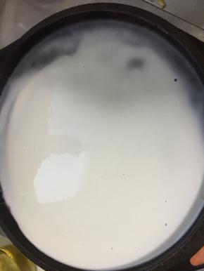 面糊根据锅的大小取适量放入摊平