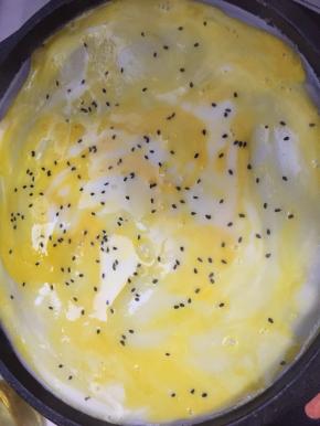 撒上芝麻（喜欢香葱的也可以撒）