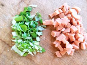 葱和火腿切小块