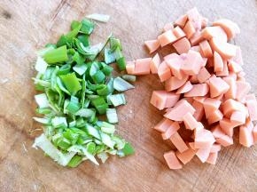 葱和火腿切小块