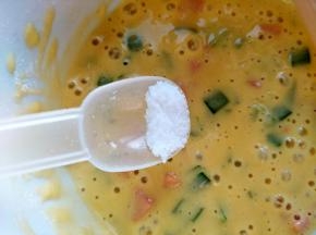 把鸡蛋打散，加入葱火腿和盐