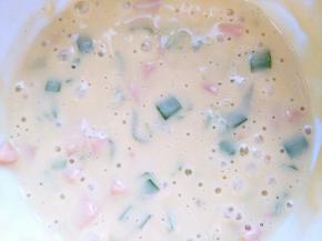 加入面粉和适量清水搅拌