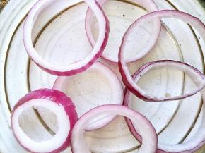 把洋葱拆成小圈备用