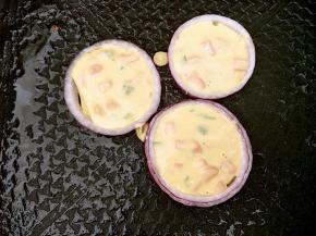 用勺子把面糊装进去，七八分满