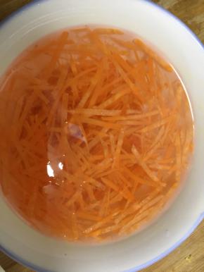 胡萝卜切丝焯水备用，在凉水中冷却