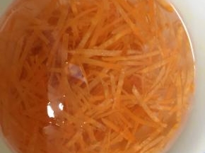 胡萝卜切丝焯水备用，在凉水中冷却