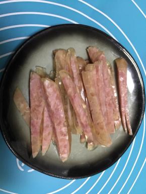 自制的肉肠切条备用