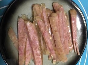 自制的肉肠切条备用