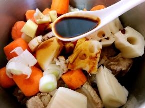 再加入生抽老抽料酒