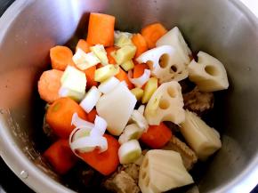 加入切好的胡萝卜莲藕葱姜