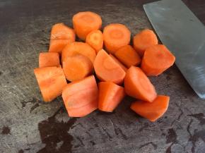 胡萝卜洗净切滚刀状