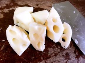 莲藕洗净去皮，对切后取半节切滚刀状