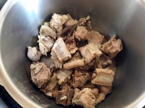 焯水后放入高压锅中