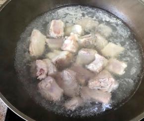 锅里倒入适量水煮开，倒入排骨焯水