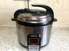 端起高压锅内胆颠几下，让料汁浸透主料，放置半小时入味后，开启高压锅蒸煮模式