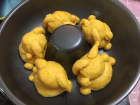 取10份3g面团，揉成长椭圆形状，沾水固定在头部，取5份2g面团揉圆沾水固定在身体后侧