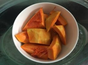 南瓜去皮切块放入碗里