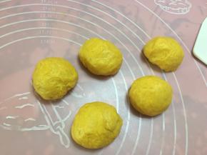 然后取出面团切出5份30g做为身体