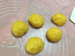 然后取出面团切出5份30g做为身体